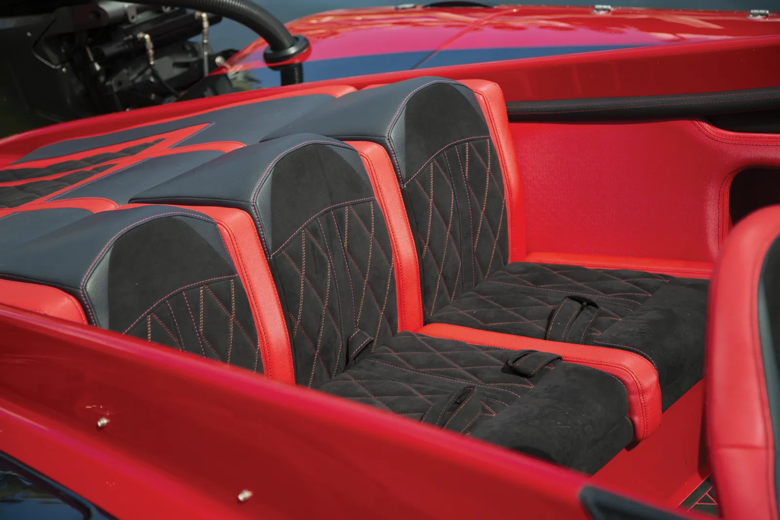 Plush transom seating with safety straps keeps pilots worry free while underway, with contoured backrests to ensure maximum cruising comfort for passengers