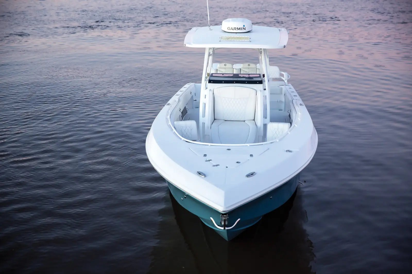Comfortable bow casting area allows superior comfort when fish take you around the boat, with intelligently placed rub rails and hinges to prevent trip hazards