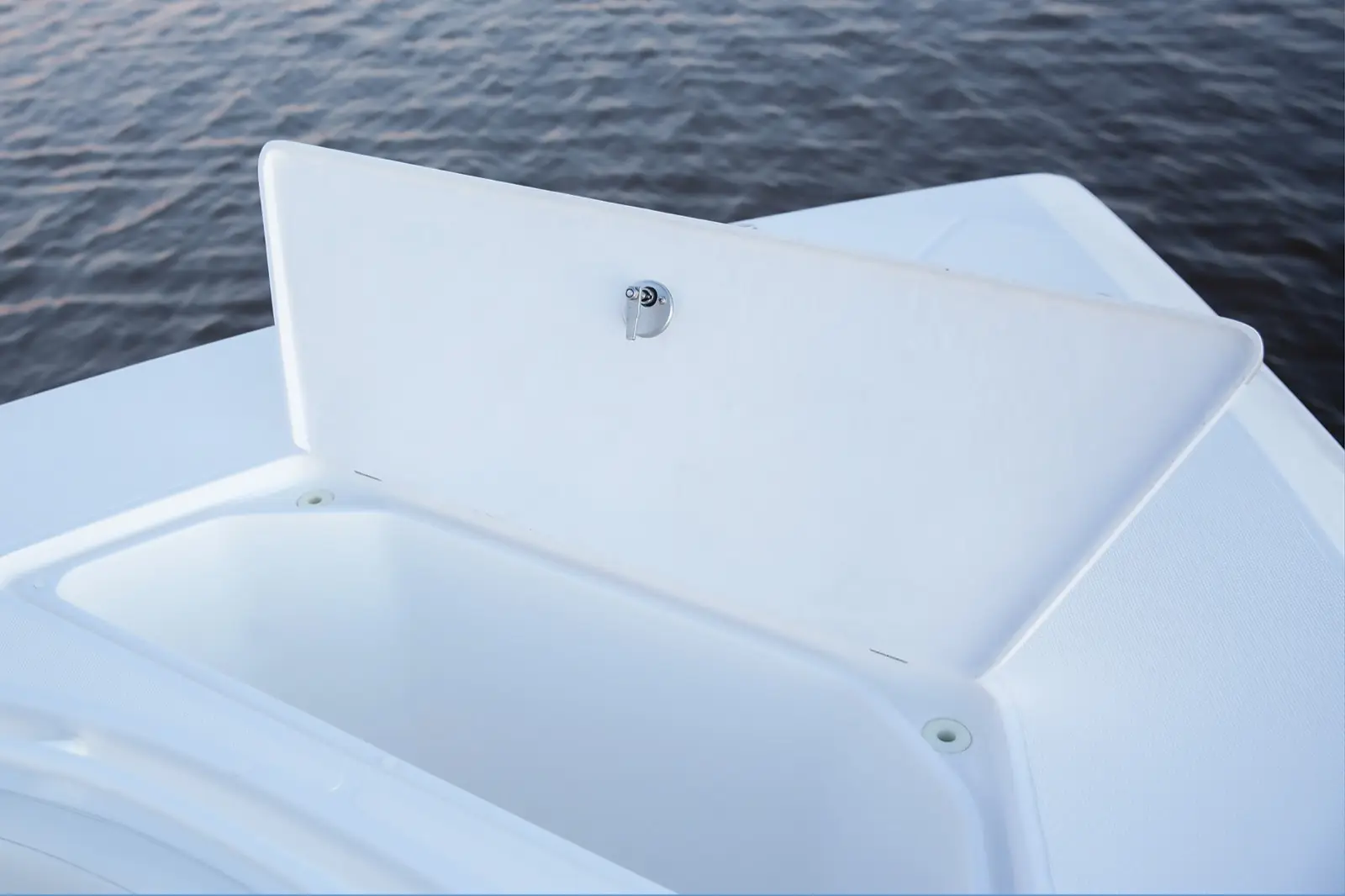 5 fish boxes in deck allow for extensive storage and maximum deck walkability, all equipped with overboard diaphragm discharge pumps
