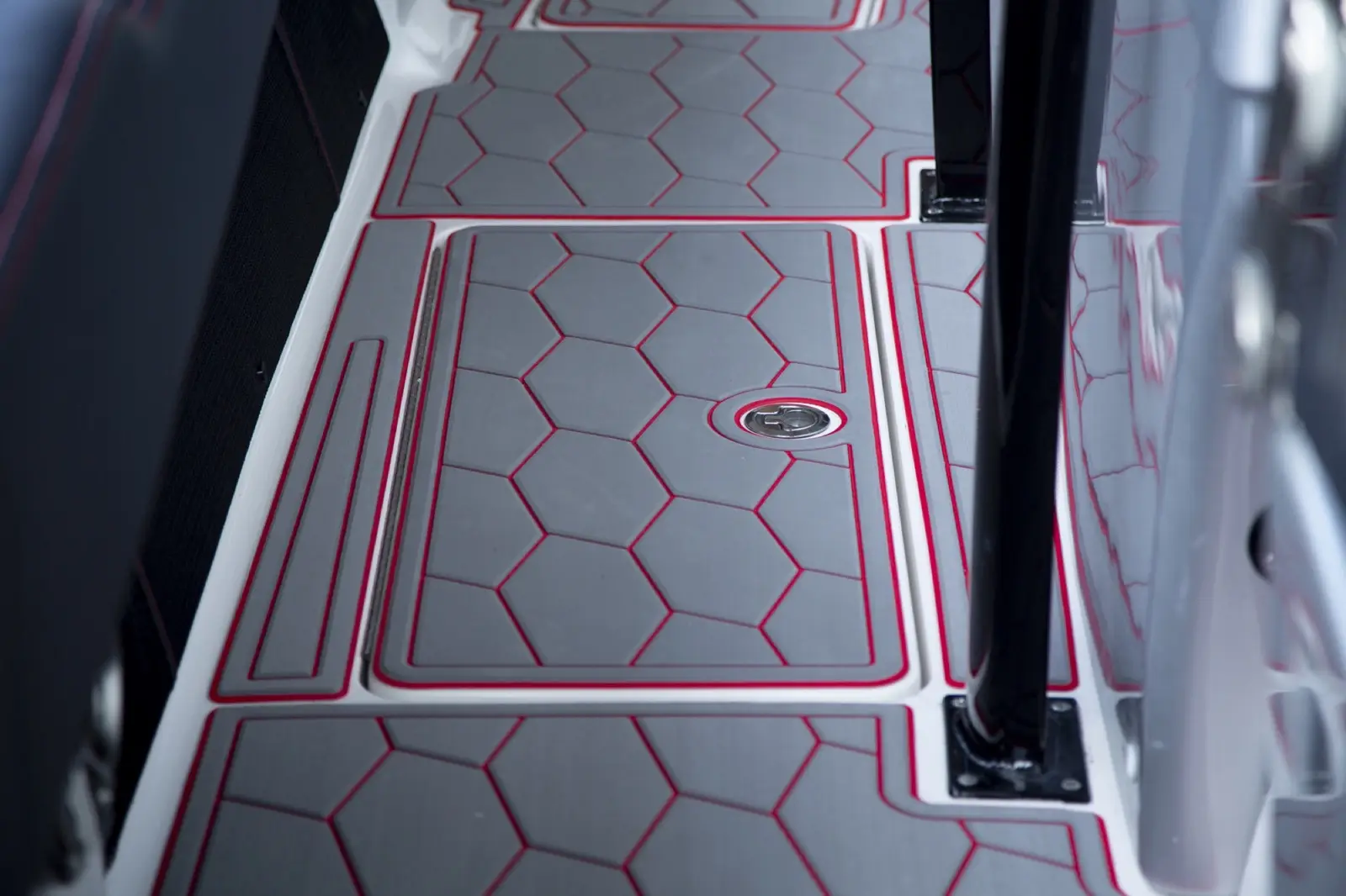 Thoughtfully integrated in-deck storage compartments keep the deck space wide and walkable without compromising storage, with 7 in-deck insulated boxes, 5 of which are equipped with overboard diaphragm discharge pumps